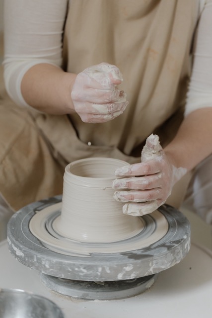 Mani che modellano l'argilla durante il Workshop di Ceramica Base a Fano